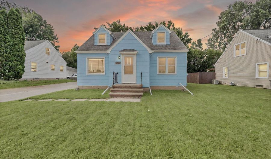 1203 W NORTHLAND Ave, Appleton, WI 54914 - 4 Beds, 2 Bath