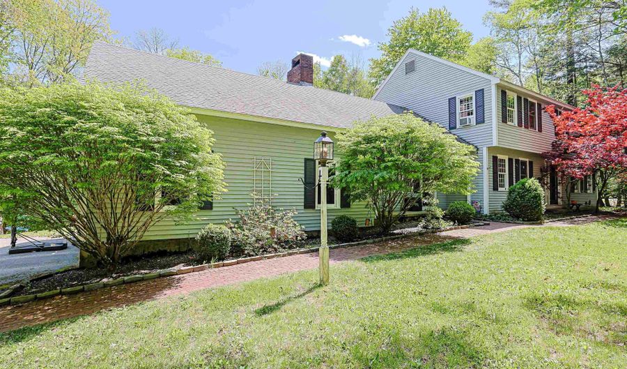 19 Winterberry Dr, Amherst, NH 03031 - 4 Beds, 3 Bath