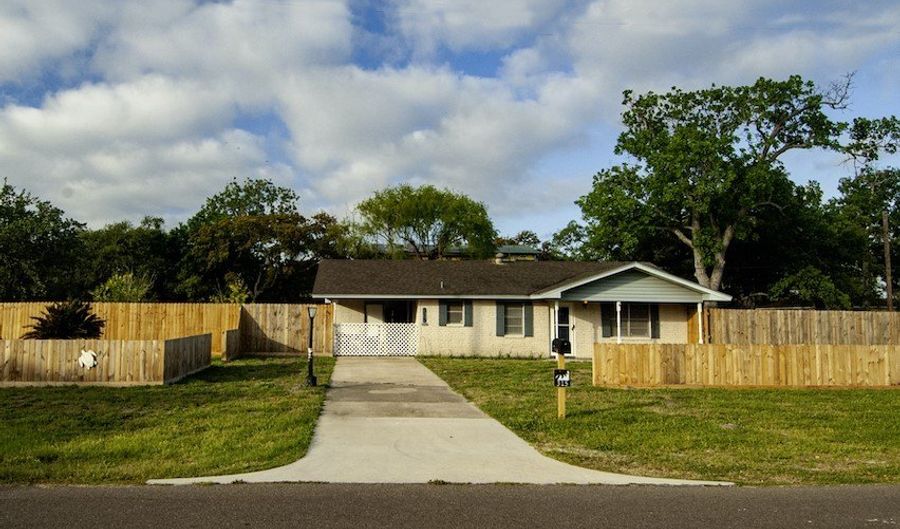 315 W Greenwood, Aransas Pass, TX 78336 - 2 Beds, 1 Bath