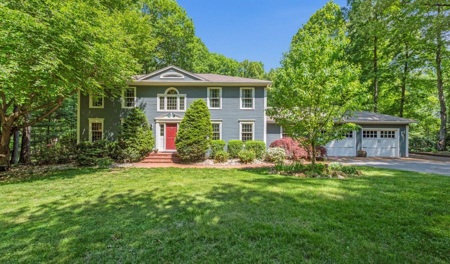 82 Beverly Dr, Avon, CT 06001 - 4 Beds, 3 Bath