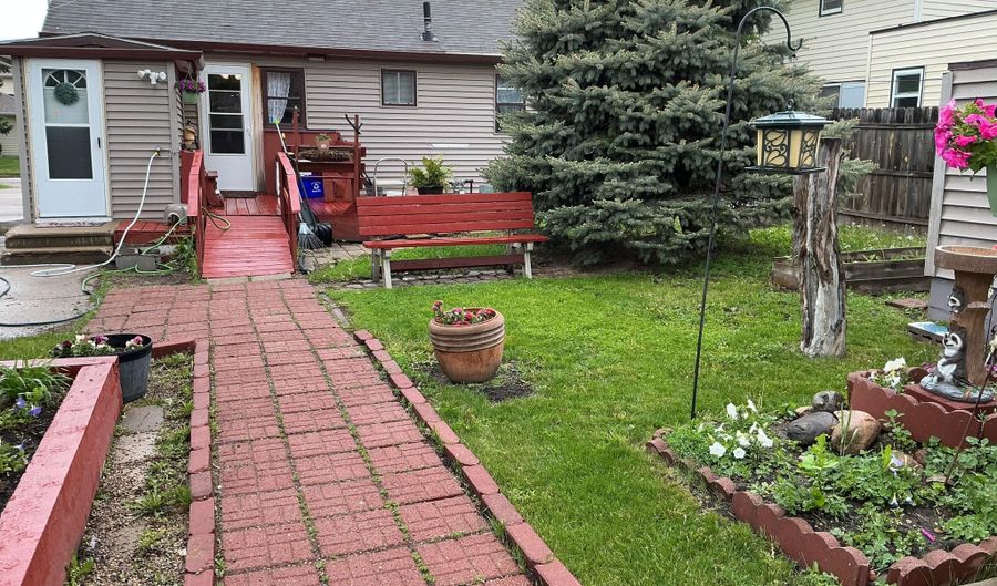 1019 S Lincoln St, Aberdeen, SD 57401 - 2 Beds, 2 Bath