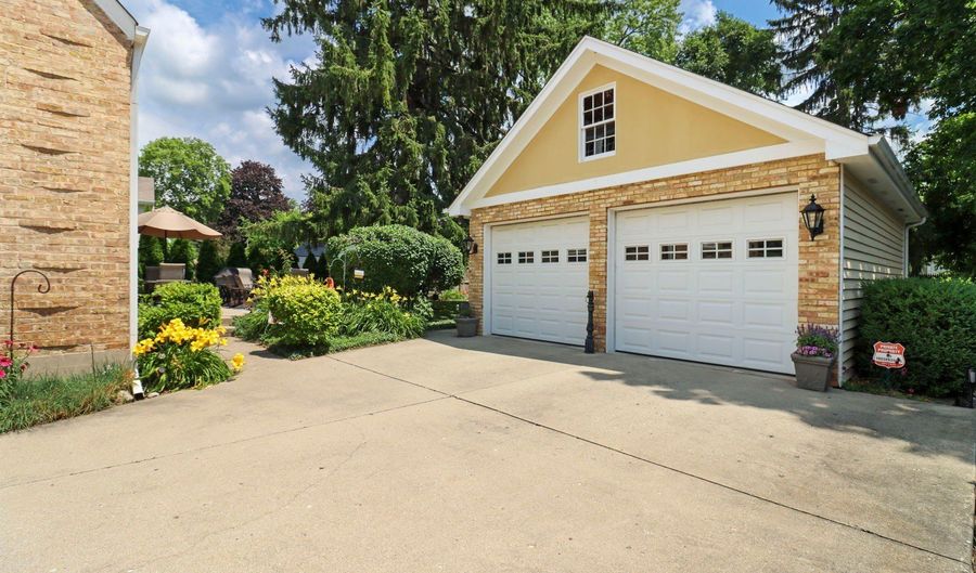 621 PARKWAY Ave, Antioch, IL 60002 - 3 Beds, 3 Bath