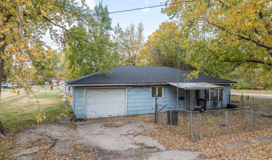 204 E ADAMS St, Abingdon, IL 61410 - 1 Beds, 1 Bath