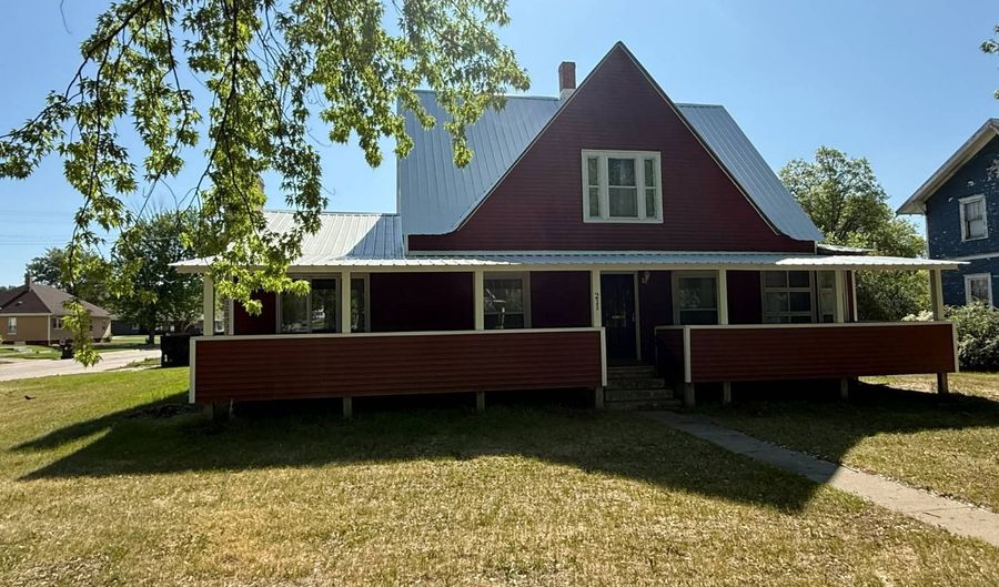 211 N Madison St, Atkinson, NE 68713 - 5 Beds, 3 Bath
