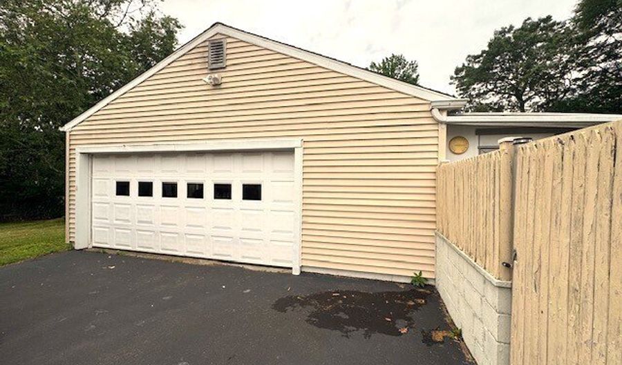21 Eastwood Rd, Bridgeport, CT 06606 - 3 Beds, 1 Bath