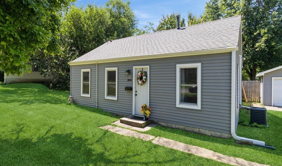 3944 53rd St, Des Moines, IA 50310 - 2 Beds, 1 Bath