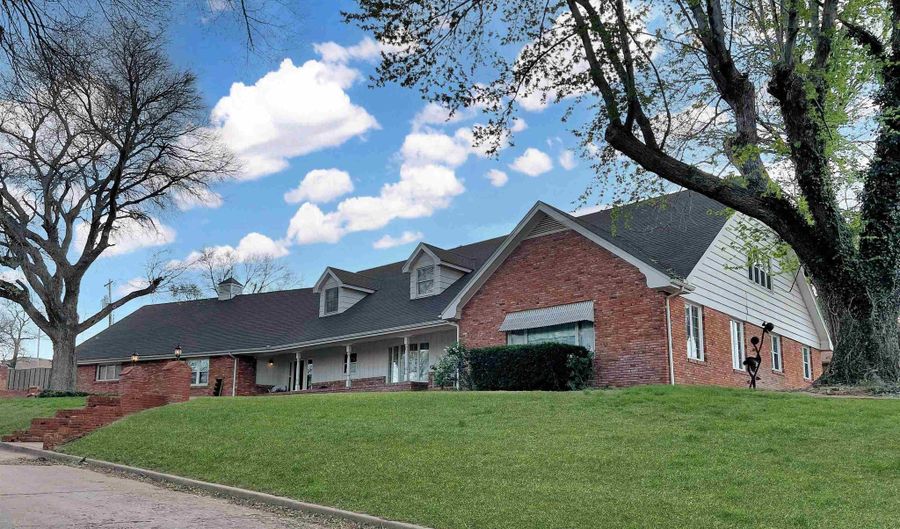 701 13th, Alva, OK 73717 - 5 Beds, 4 Bath