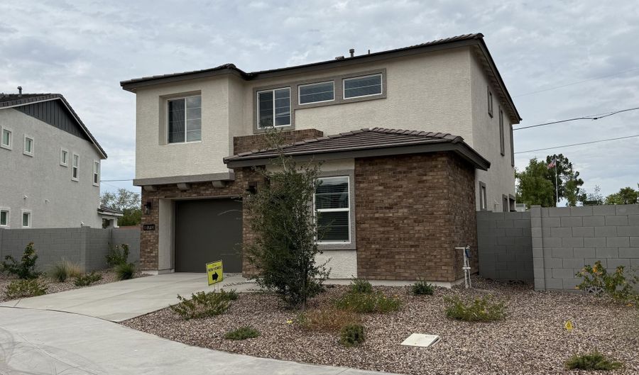 670 W LAREDO St, Chandler, AZ 85225 - 3 Beds, 4 Bath
