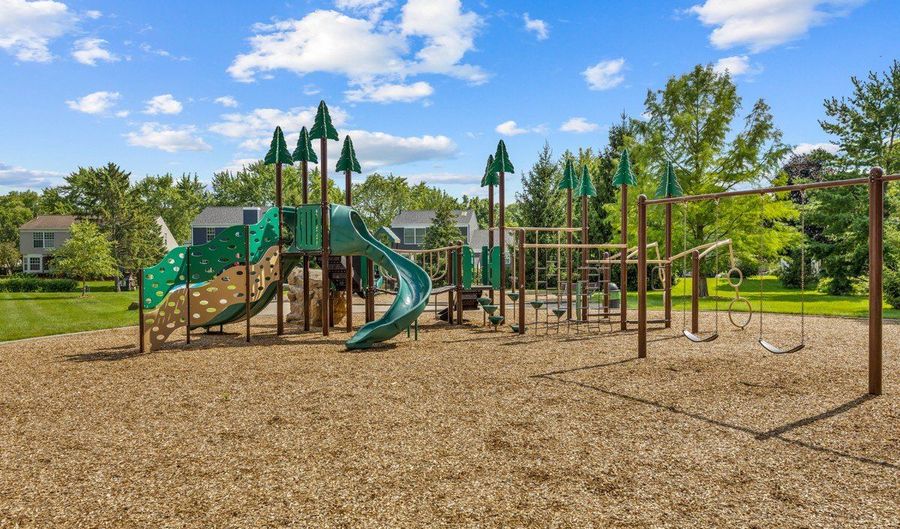 1370 Yellowstone Pkwy, Algonquin, IL 60102 - 4 Beds, 3 Bath