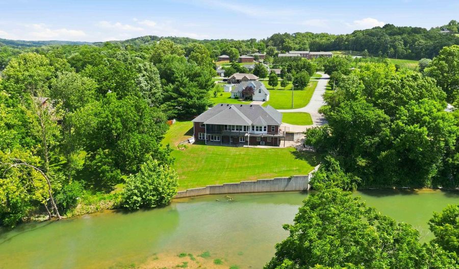 136 Riverview Dr, Anderson, MO 64831 - 5 Beds, 3 Bath