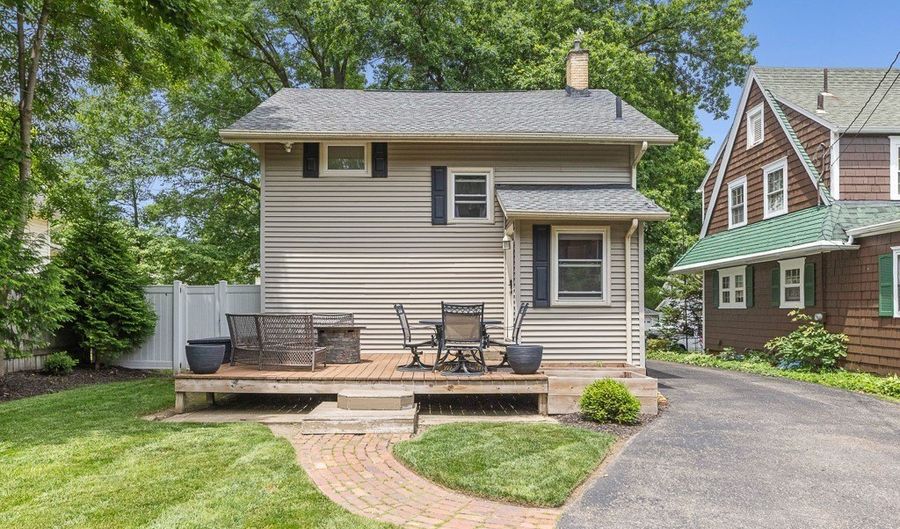 1052 Parkside Dr, Alliance, OH 44601 - 3 Beds, 2 Bath