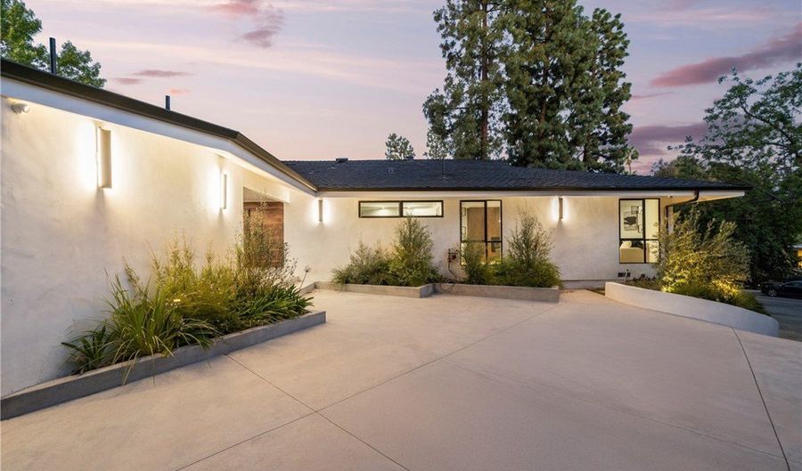 16105 Clear Oak Dr, Encino, CA 91436 - 5 Beds, 6 Bath