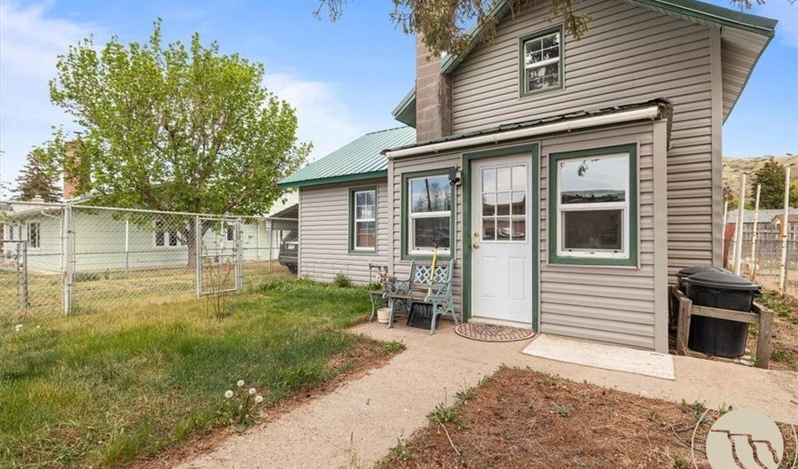 135 S Montana Ave, Absarokee, MT 59001 - 2 Beds, 1 Bath