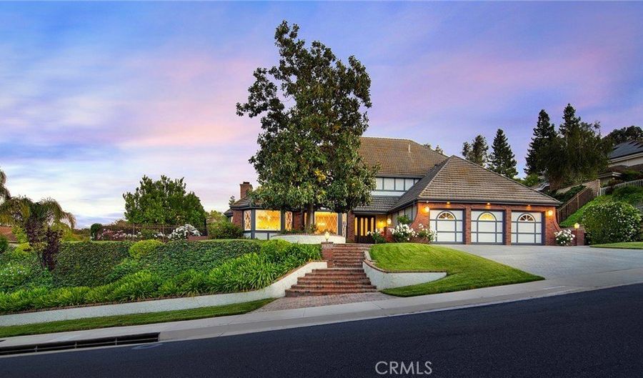 29302 Laro Dr, Agoura Hills, CA 91301 - 5 Beds, 5 Bath