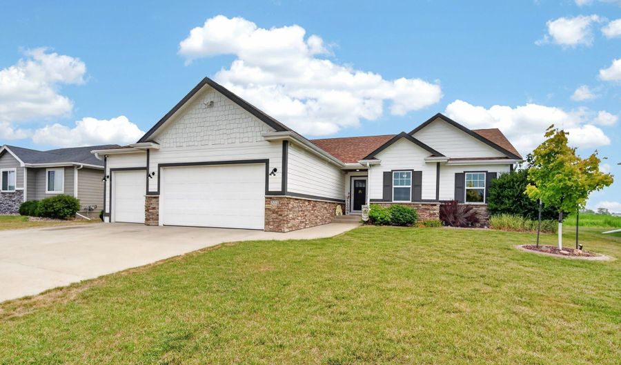 3221 4th Ave SE, Altoona, IA 50009 - 4 Beds, 3 Bath