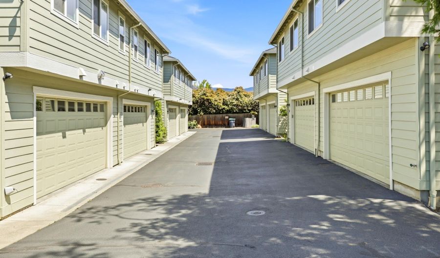 62 N Mountain Ave, Ashland, OR 97520 - 3 Beds, 3 Bath