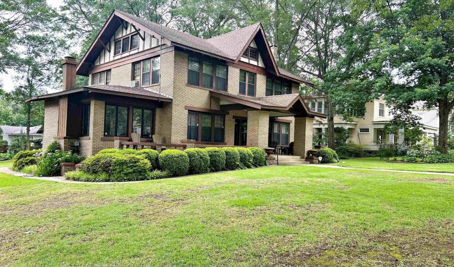 211 Cherry St, Arkadelphia, AR 71923 - 5 Beds, 2 Bath