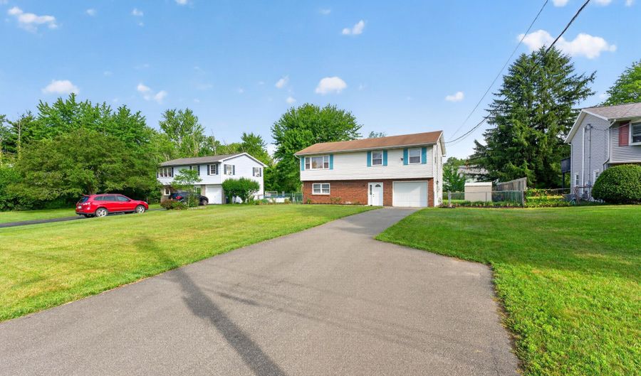 6 Theresa Ann Ct, Albany, NY 12205 - 3 Beds, 2 Bath
