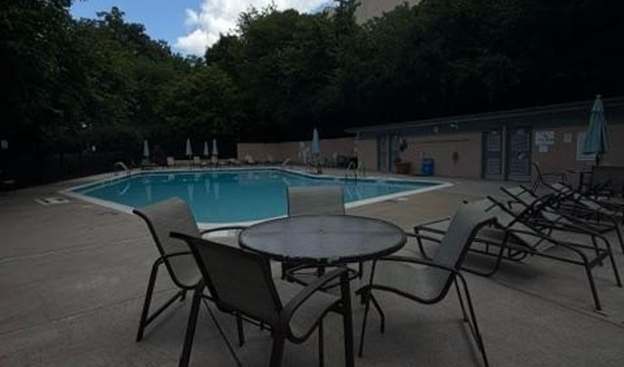 1200 S ARLINGTON RIDGE Rd 403, Arlington, VA 22202 - 1 Beds, 1 Bath