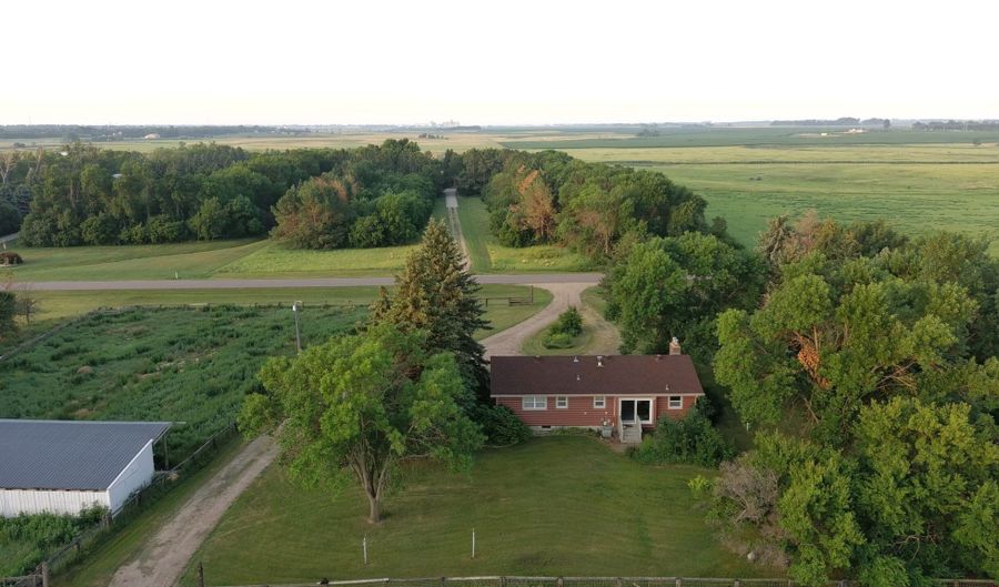 38452 129th St, Aberdeen, SD 57401 - 4 Beds, 2 Bath