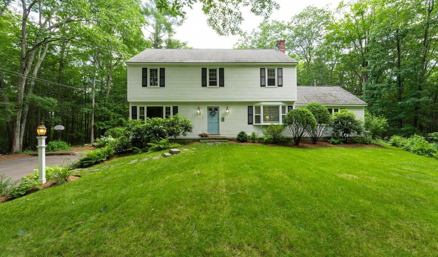 28 Woodland Dr, Amherst, NH 03031 - 4 Beds, 3 Bath