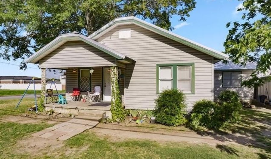 824 S California, Atoka, OK 74525 - 3 Beds, 2 Bath