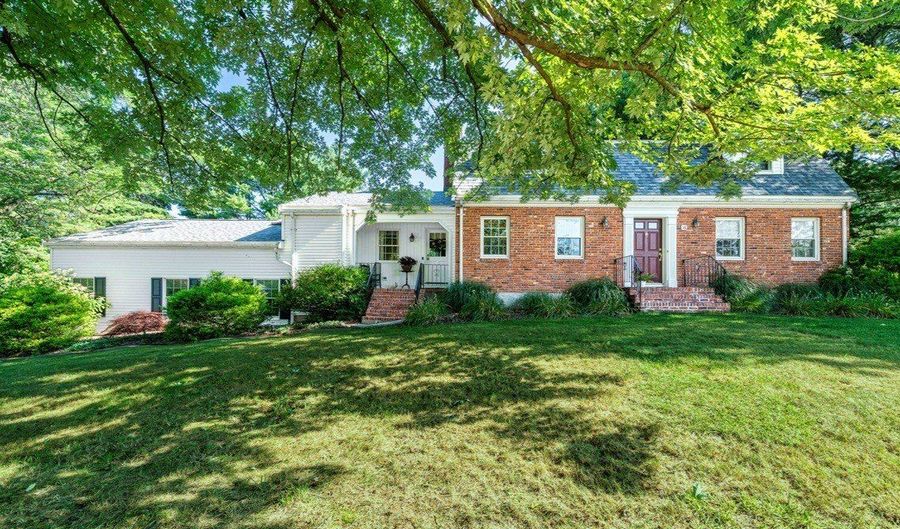 16 Iron Gate Ln, Cromwell, CT 06416 - 3 Beds, 3 Bath