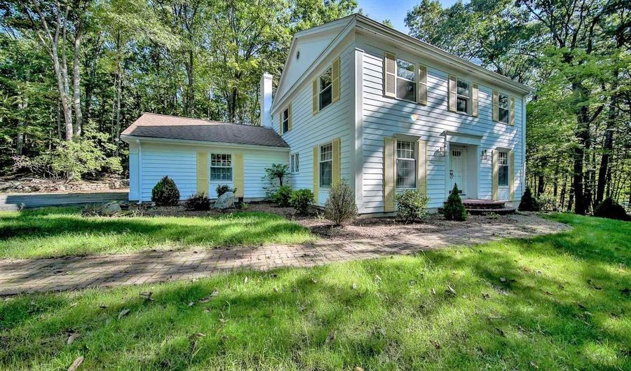 27 Buttonwood Rd, Bedford, NH 03110 - 3 Beds, 3 Bath