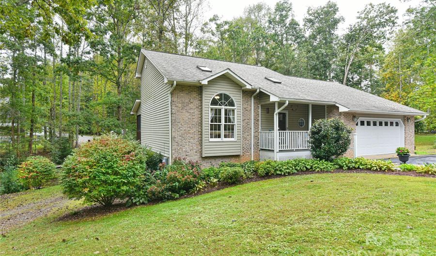 145 Fox Glen Dr, Arden, NC 28704 - 4 Beds, 4 Bath