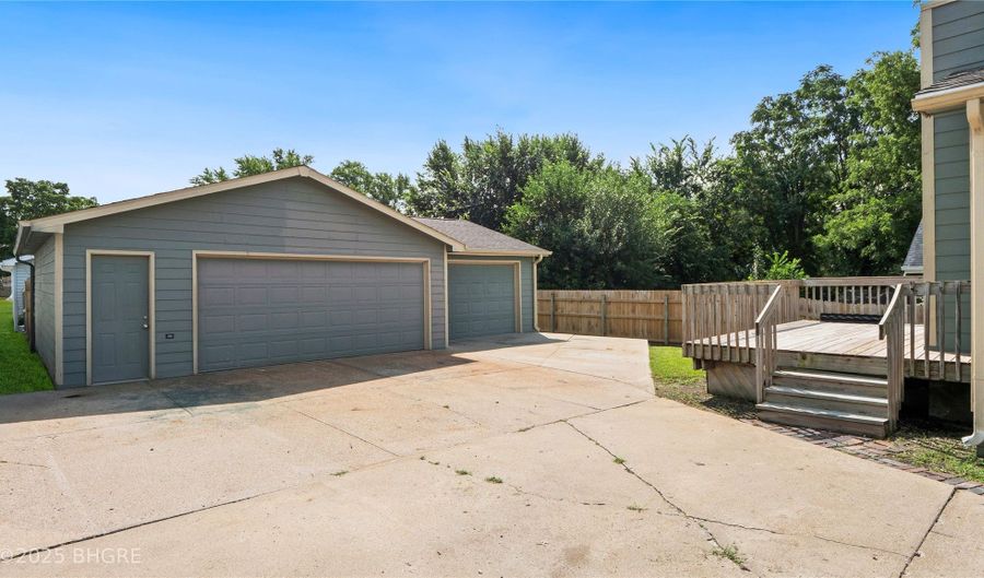 2325 E 40th Ct, Des Moines, IA 50317 - 2 Beds, 1 Bath