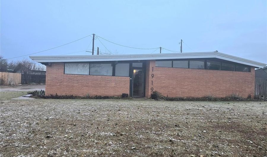 1919 Sumner Dr, Altus, OK 73521 - 3 Beds, 2 Bath