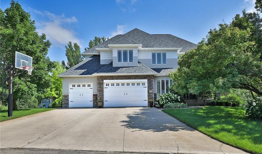 72315 Grey Fawn Dr, Albert Lea, MN 56007 - 5 Beds, 4 Bath