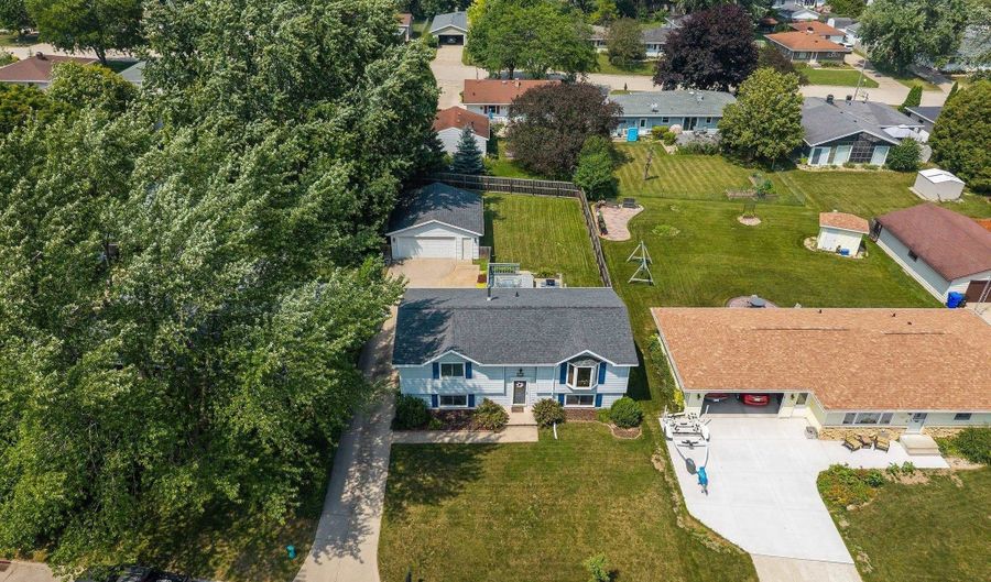 530 E MITCHELL Ave, Appleton, WI 54915 - 4 Beds, 2 Bath
