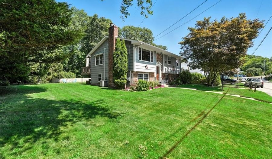 9 Heritage Cir, Johnston, RI 02919 - 3 Beds, 2 Bath