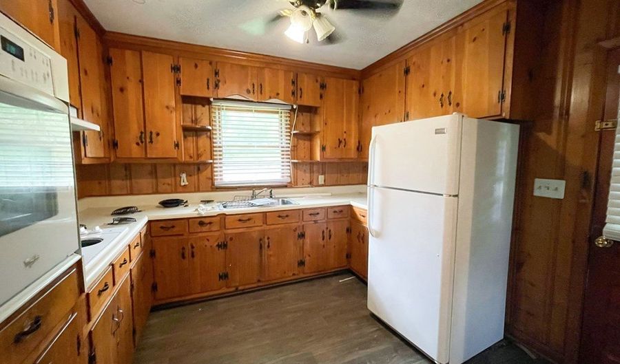 111 SE Rosewood Dr, Albany, GA 31705 - 3 Beds, 2 Bath