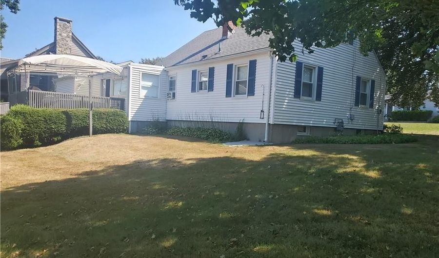 139 Coggeshall Ave, Newport, RI 02840 - 4 Beds, 1 Bath
