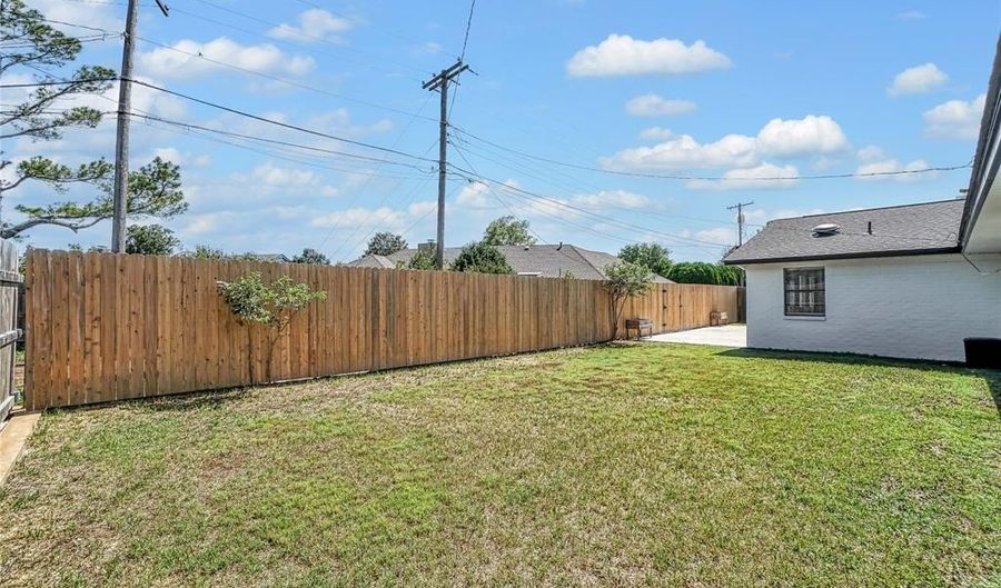 404 Comanche Trl, Altus, OK 73521 - 4 Beds, 3 Bath