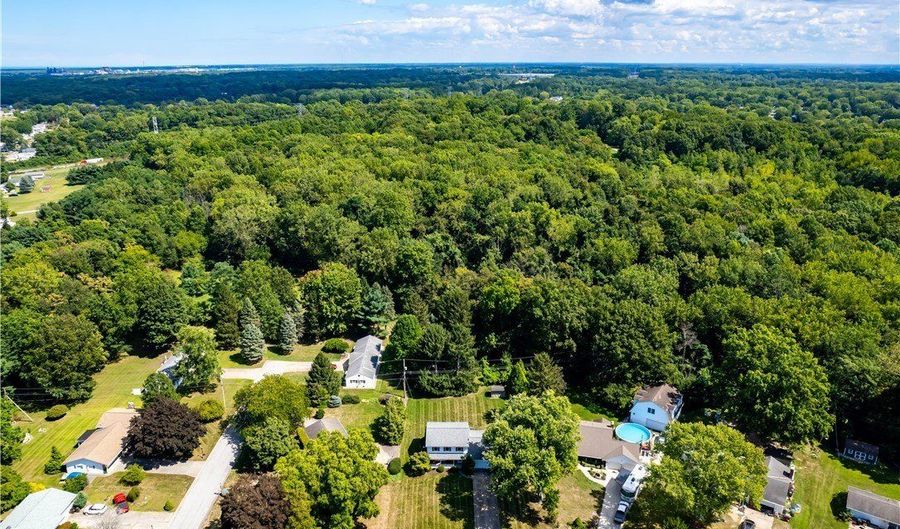 6333 Juniper Dr, Amherst, OH 44001 - 3 Beds, 3 Bath