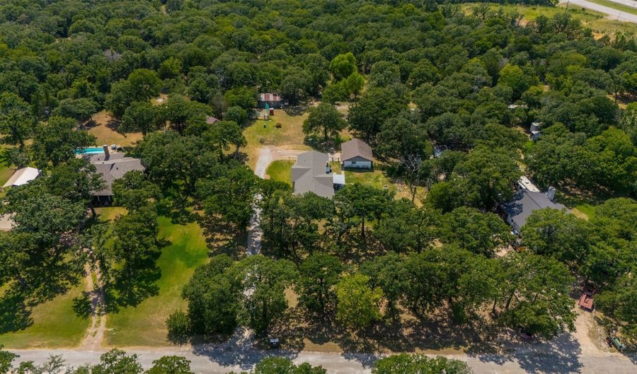 212 Circle Dr, Alvarado, TX 76009 - 3 Beds, 2 Bath