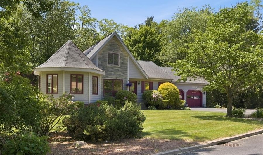 32 Briarwood Rd, Lincoln, RI 02865 - 3 Beds, 2 Bath