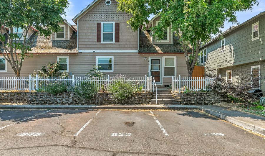 835 Blackberry Ln, Ashland, OR 97520 - 3 Beds, 3 Bath