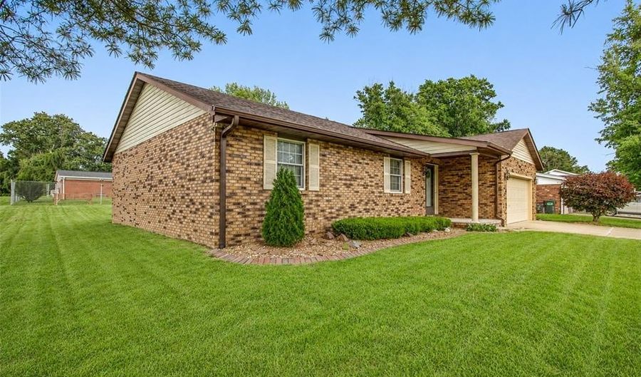 4441 Chantel Dr, Alton, IL 62002 - 3 Beds, 2 Bath