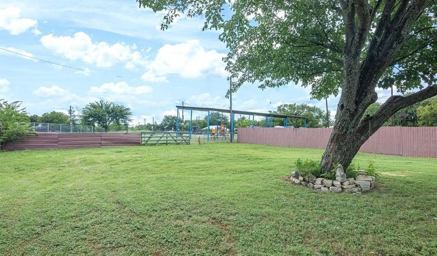 402 E Davis Ave, Alvarado, TX 76009 - 3 Beds, 1 Bath