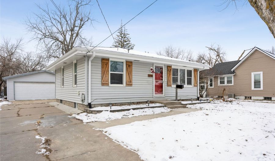 218 SW Des Moines St, Ankeny, IA 50023 - 3 Beds, 2 Bath