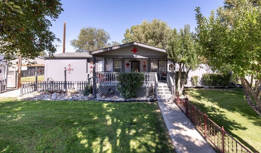 402 W Cedar St, Carlin, NV 89822 - 3 Beds, 2 Bath