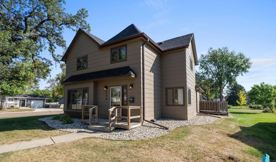 600 S 3rd St, Beresford, SD 57004 - 4 Beds, 2 Bath