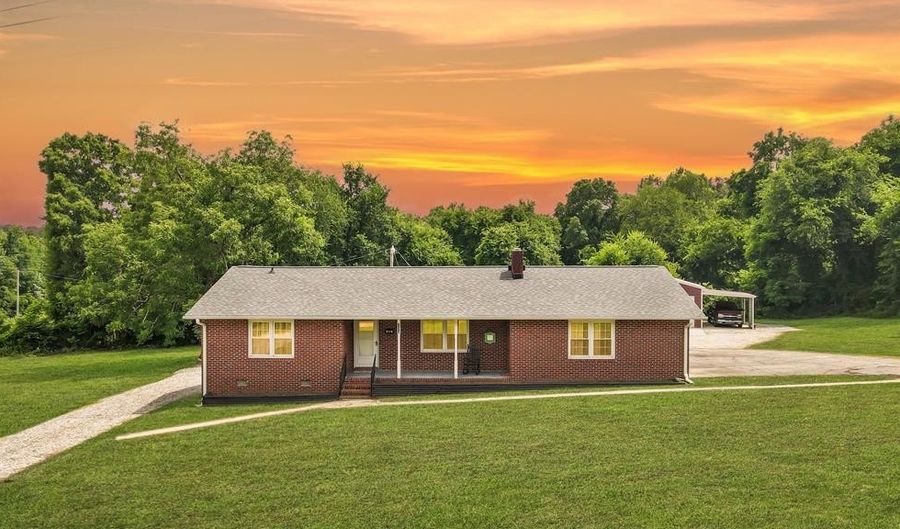 103 McBride St, Abbeville, SC 29620 - 2 Beds, 2 Bath