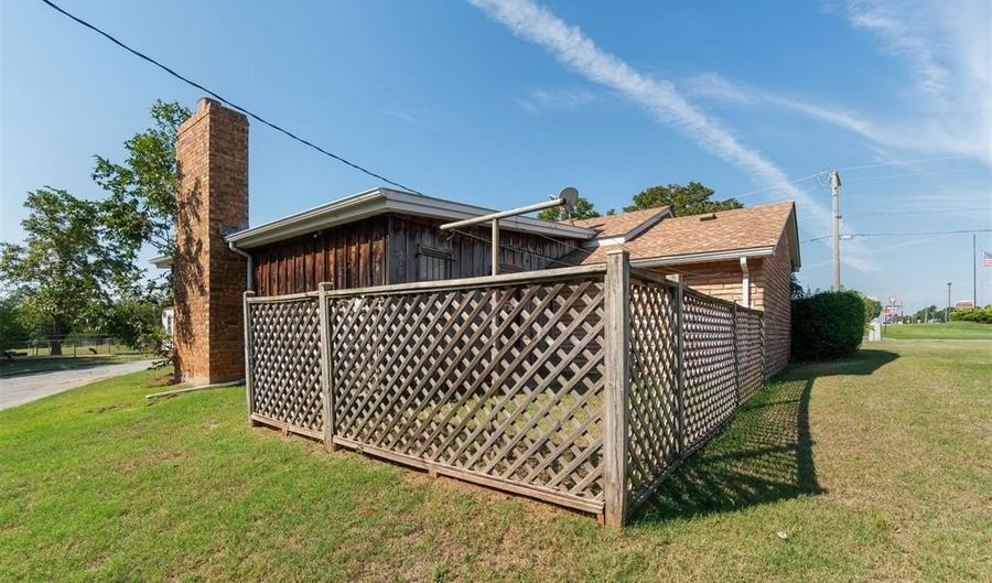 1703 S Mission St, Anadarko, OK 73005 - 2 Beds, 3 Bath