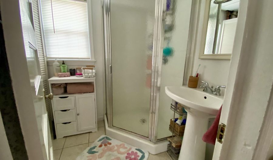 121 Woodland Ln Rear Downstairs, Avon By The Sea, NJ 07717 - 2 Beds, 1 Bath