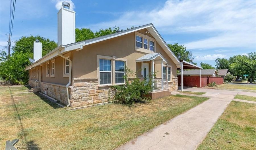 1718 S 12th St, Abilene, TX 79602 - 4 Beds, 3 Bath